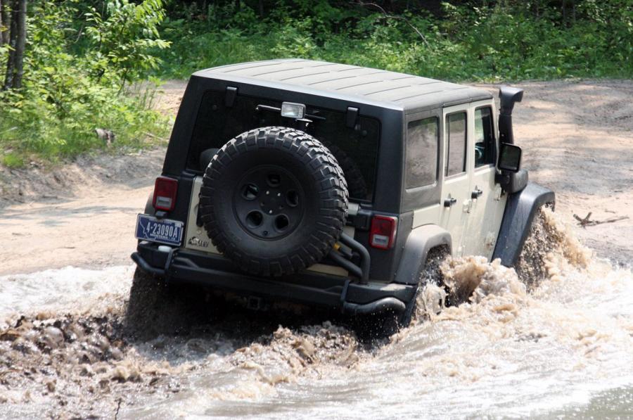  Jeep Wrangler Hemi AEV 2011 года  (фото 45 из 58)